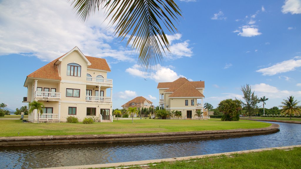 Placencia Beach toont een rivier of beek en een huis