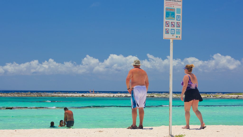 Baby Beach som viser en strand såvel som en lille gruppe mennesker