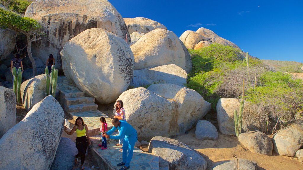 Formations rocheuses d\'Ayo aussi bien que petit groupe de personnes