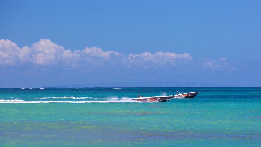 Las Terrenas que incluye botes y vista general a la costa