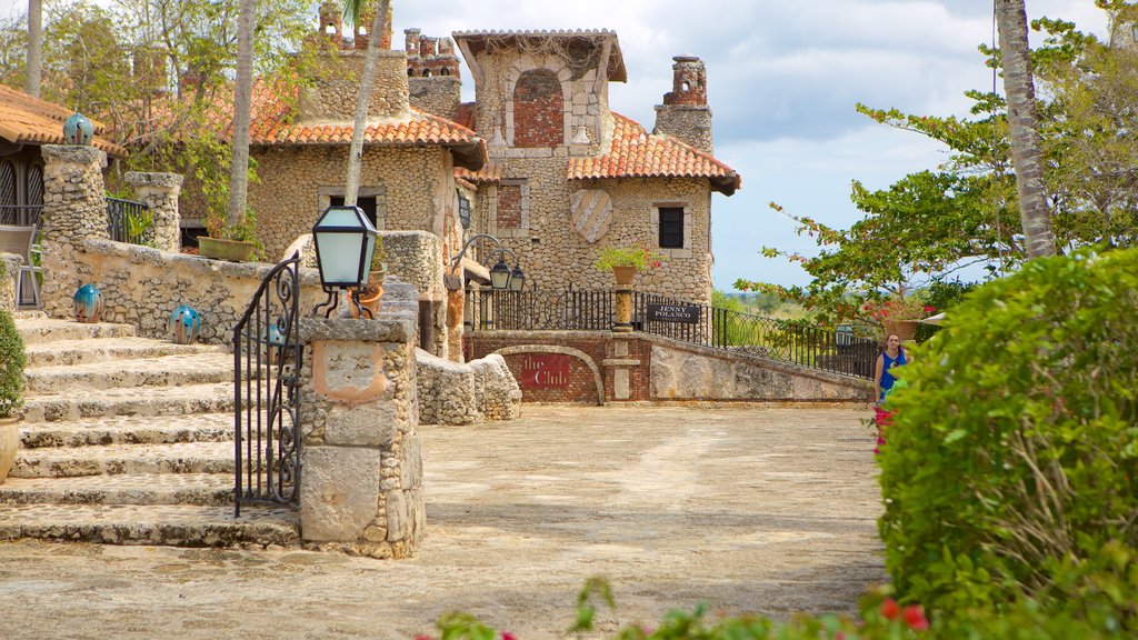 Altos de Chavon Village som visar en liten stad eller by