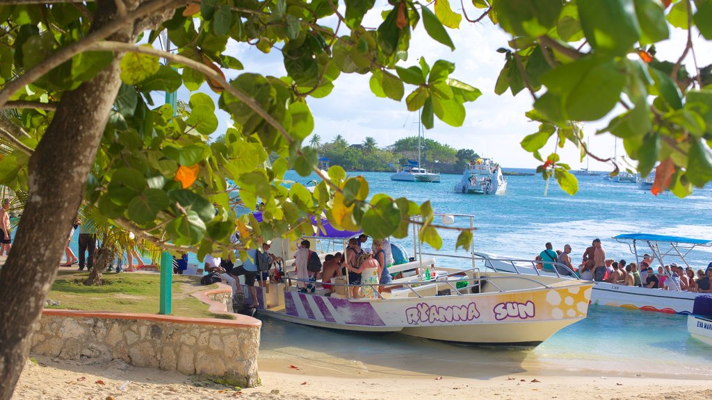 Bayahibe-stranden som inkluderer sandstrand og båter