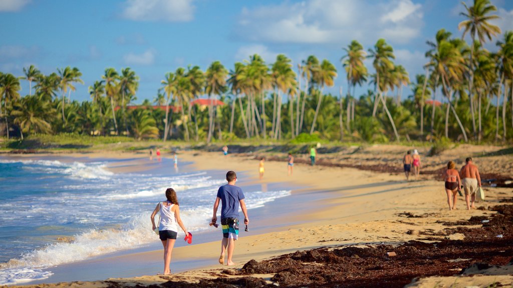 Uvero Alto showing a sandy beach as well as a small group of people