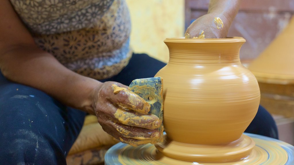 Altos de Chavon Village bevat kunst en ook een vrouw