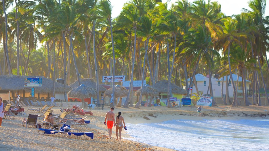 Uvero Alto ofreciendo una playa y también una pareja