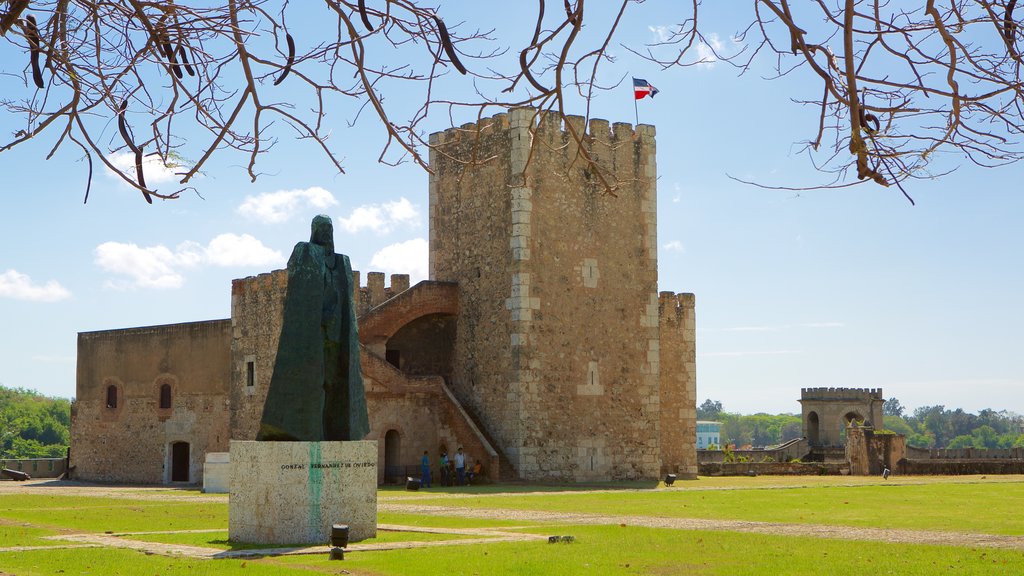 Fort Ozama featuring a statue or sculpture, heritage elements and heritage architecture