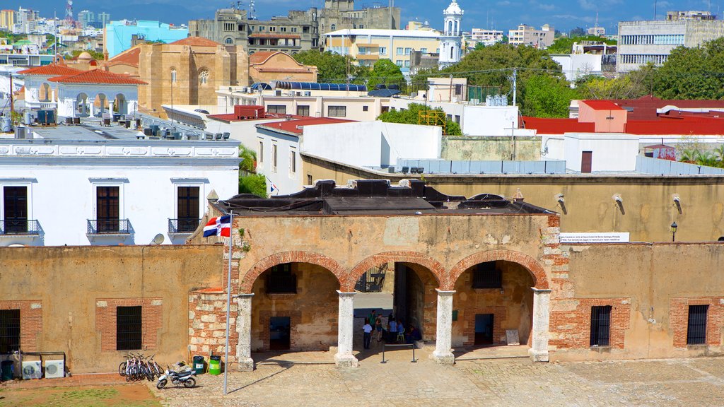 Fortaleza Ozama mostrando elementos patrimoniales