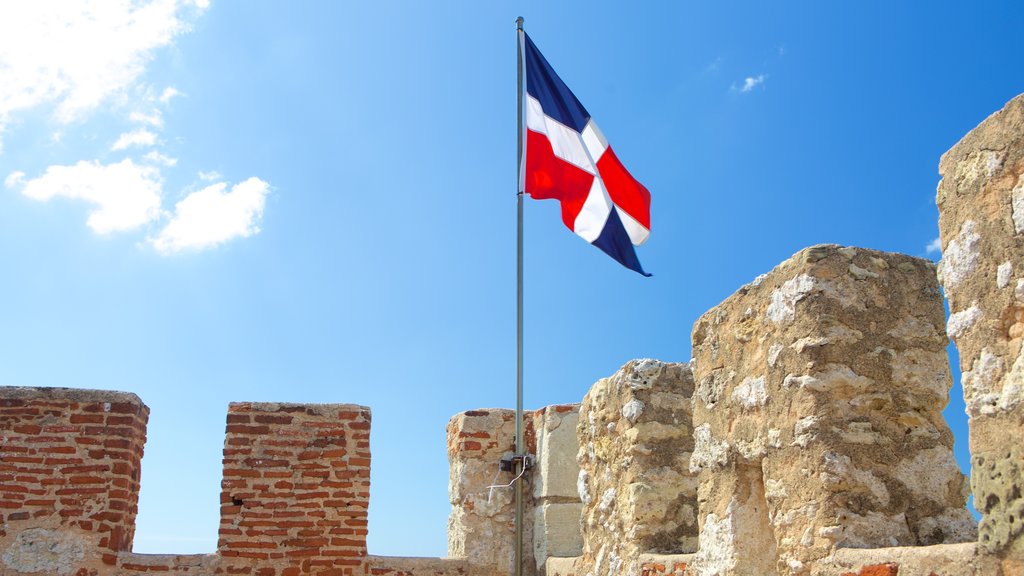 Fortaleza Ozama ofreciendo elementos del patrimonio y un castillo