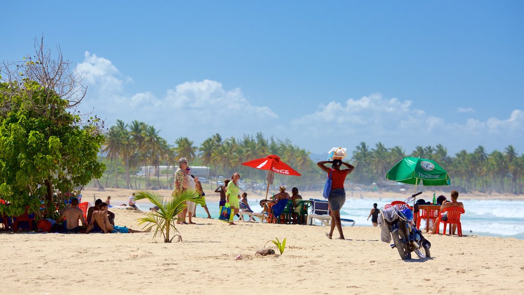 Plage de Macao montrant une plage de sable aussi bien que un petit groupe de personnes