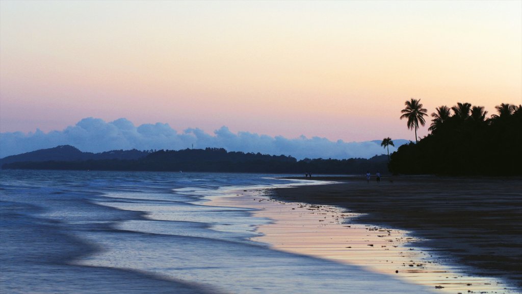 Mission Beach fasiliteter samt sandstrand og solnedgang