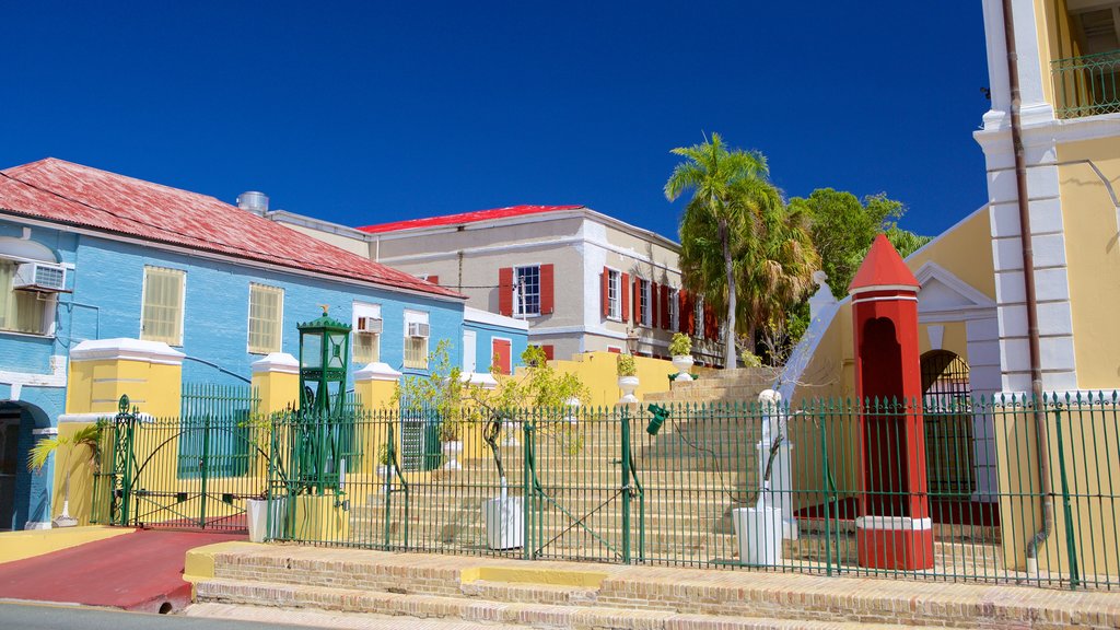 Christiansted mostrando una pequeña ciudad o aldea