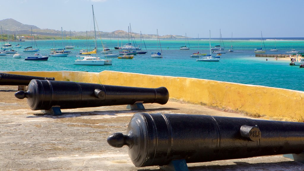 Fort Christiansvaern mostrando artículos militares y elementos del patrimonio