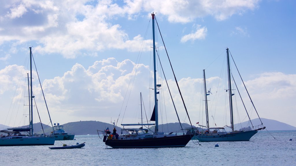 Maho Beach toont een baai of haven