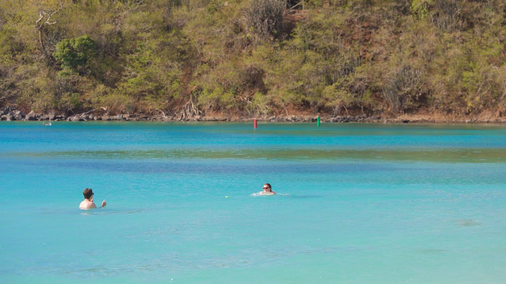 Plage de Maho montrant vues littorales et baignade