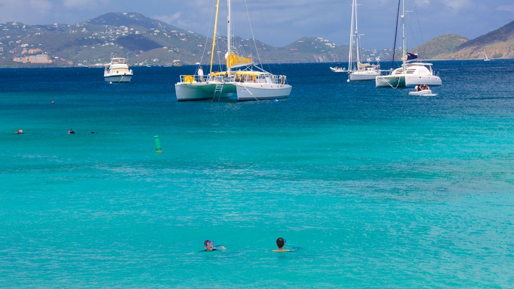 Honeymoon Beach toont algemene kustgezichten en zwemmen