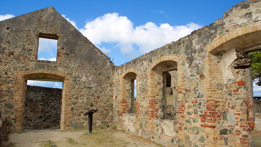 Annaberg Plantation caracterizando elementos de patrimônio e uma ruína