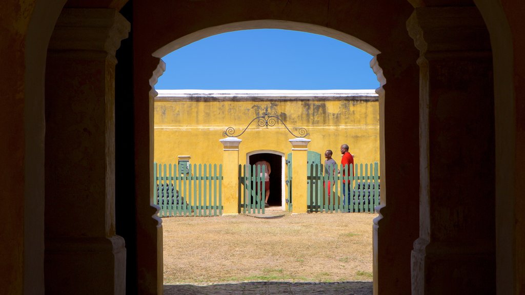 Fort Christiansvaern mostrando elementos de patrimônio e itens militares