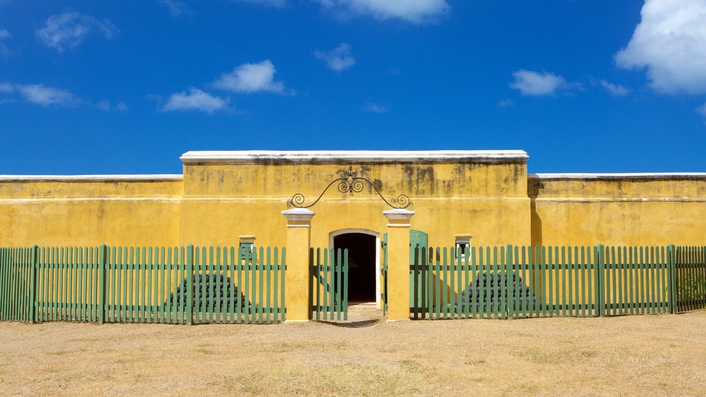 Fort Christiansvaern mostrando elementos patrimoniales y artículos militares