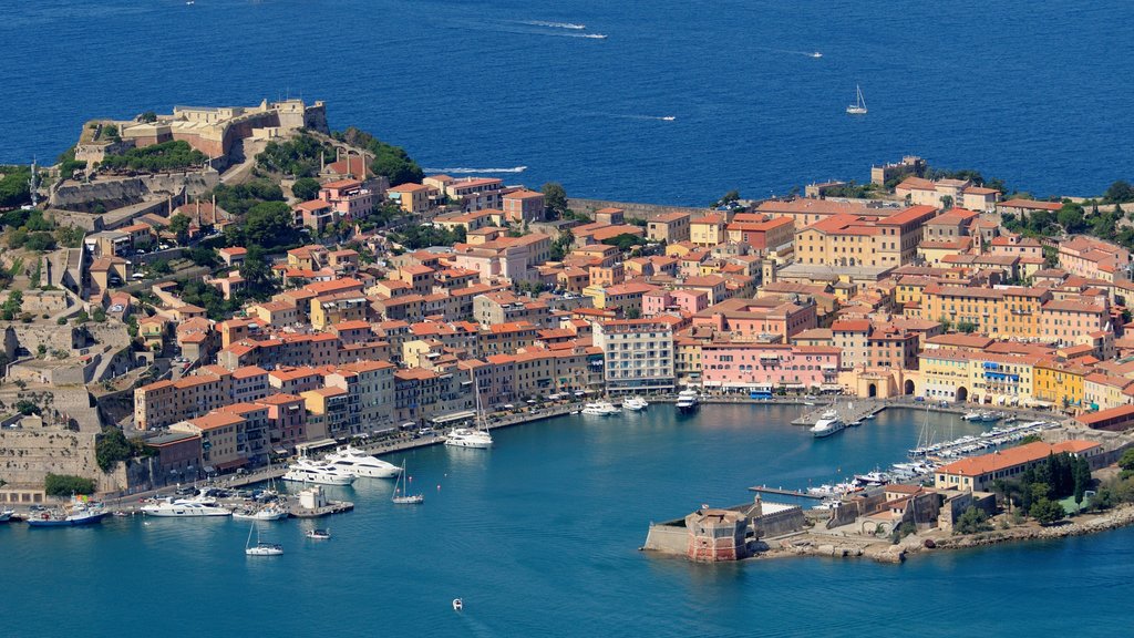 Elba inclusief een kuststadje en een baai of haven