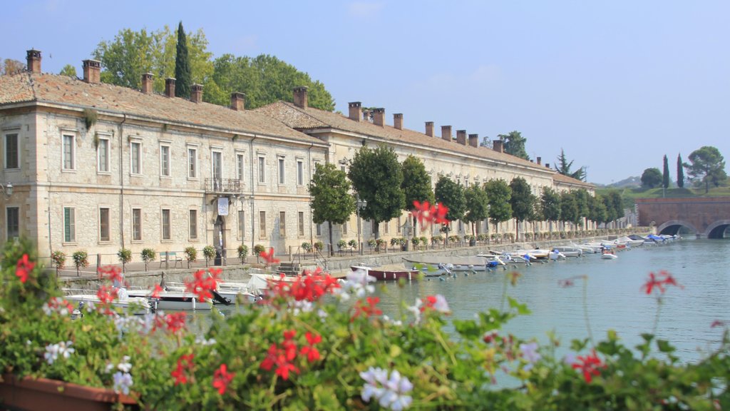 Peschiera del Garda có tính năng thị trấn nhỏ