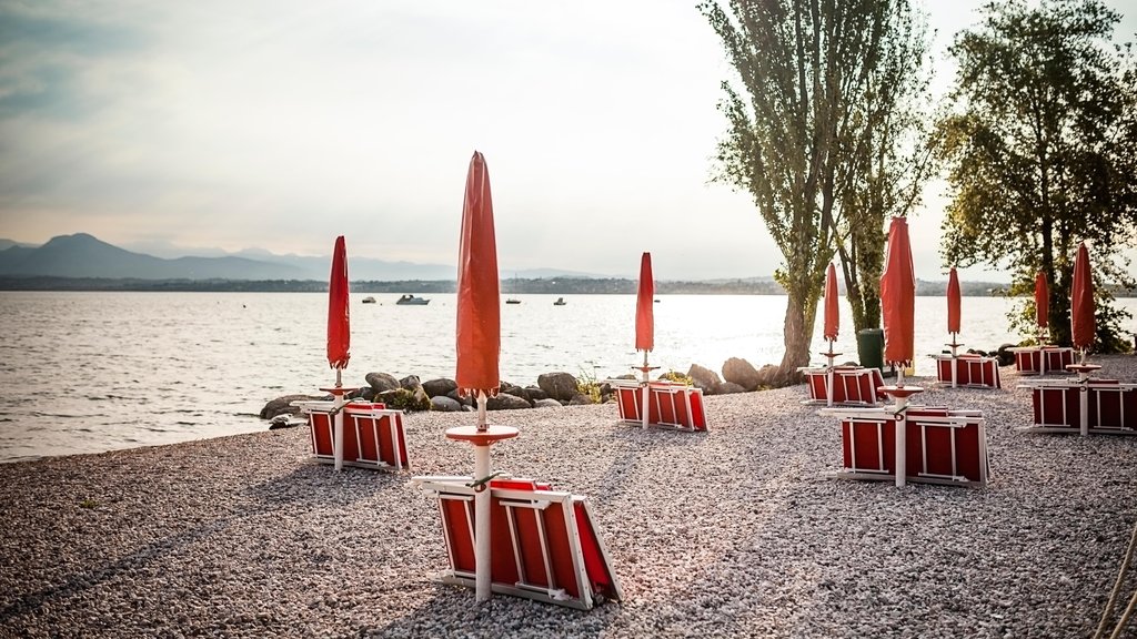 Peschiera del Garda ofreciendo una playa de guijarros