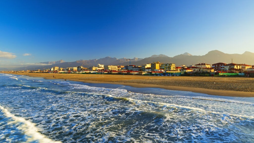 Lido di Camaiore showing a sandy beach