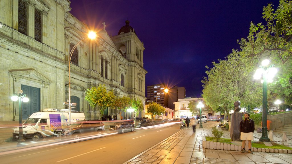 Plaza Murillo mostrando escenas nocturnas, vida nocturna y elementos patrimoniales