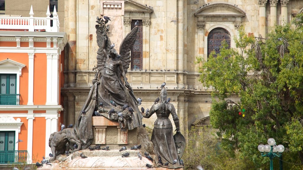 Plaza Murillo som omfatter en statue eller en skulptur