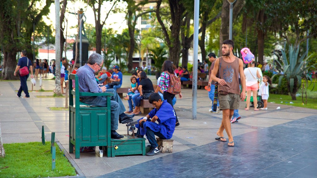 Plaza 24 de Septiembre som viser gatescener