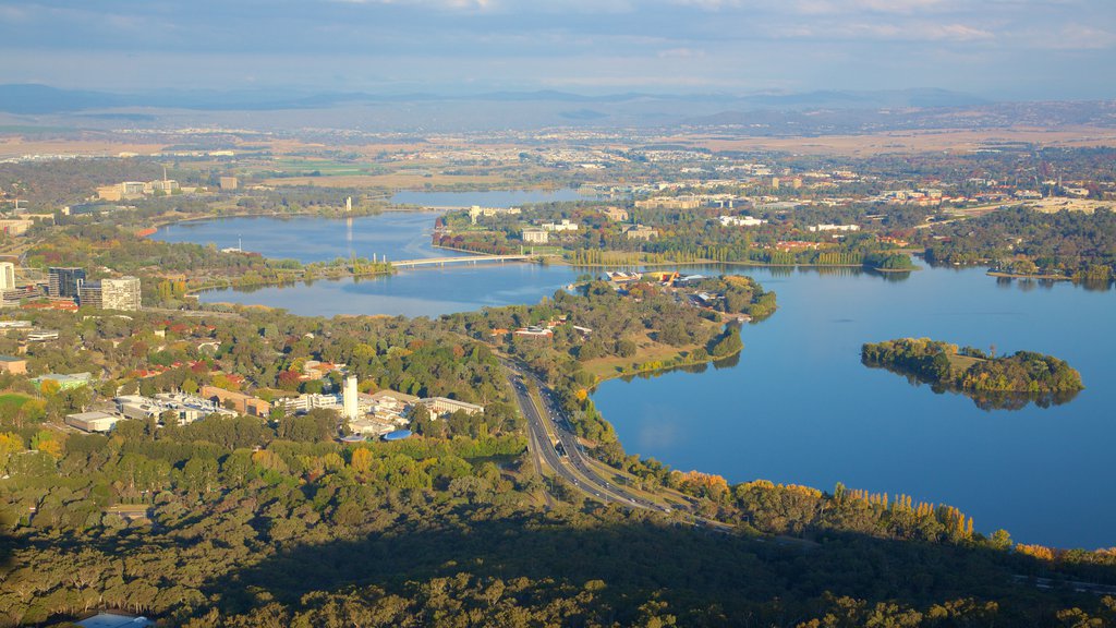 Telstra Tower que incluye un lago o espejo de agua, vista panorámica y una ciudad