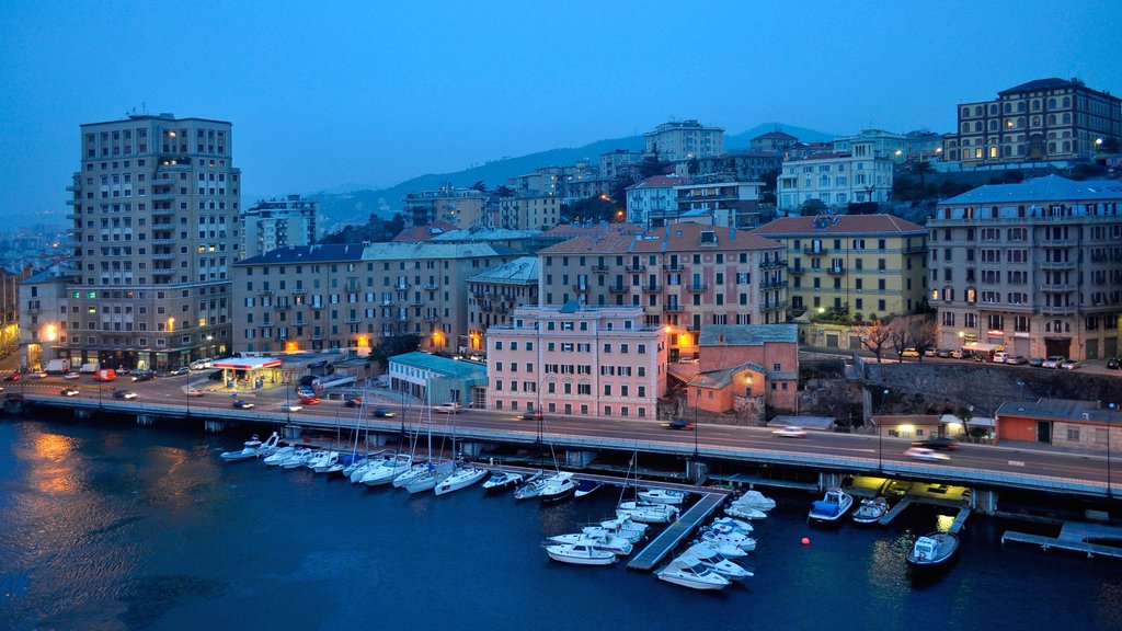 Savona ofreciendo una ciudad costera, escenas nocturnas y una marina