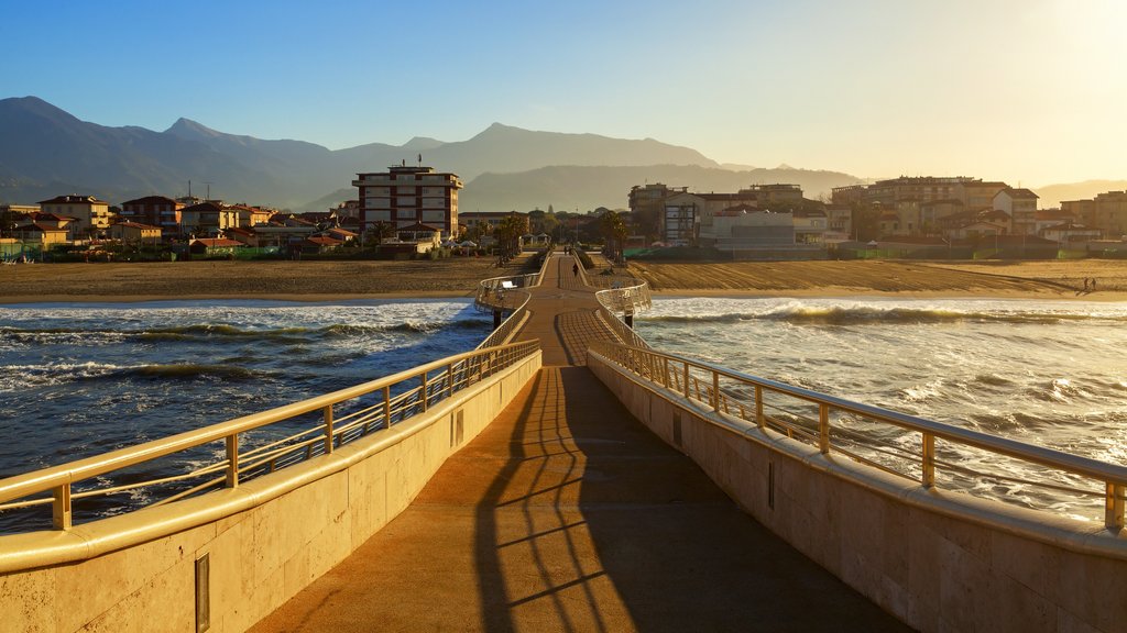 Lido di Camaiore caracterizando paisagem e uma praia de areia