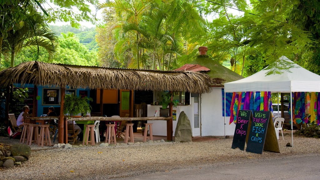 Muri Beach showing a beach bar