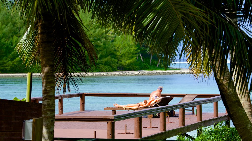 Muri Beach caracterizando paisagens litorâneas assim como um casal