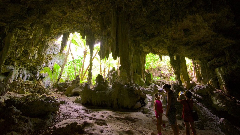 Anatakitaki Cave mostrando cavernas assim como um pequeno grupo de pessoas