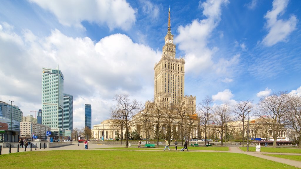 Pałac Kultury i Nauki toont een park, een stad en historische architectuur