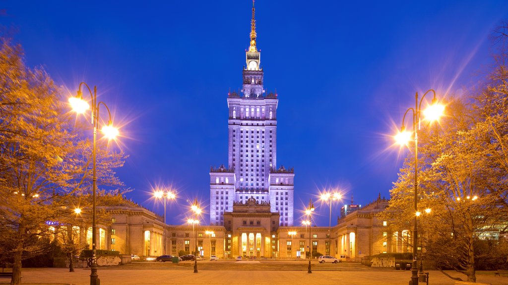 Palacio de la Cultura y las Ciencias mostrando escenas de noche y arquitectura patrimonial