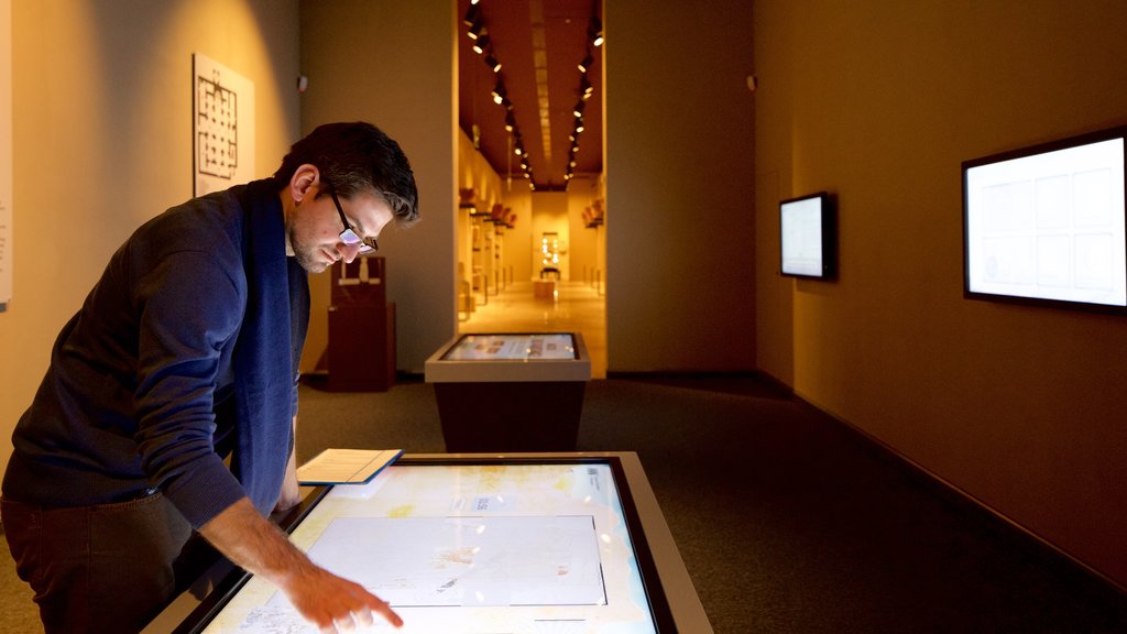 Museo Nacional que incluye vistas interiores y también un hombre