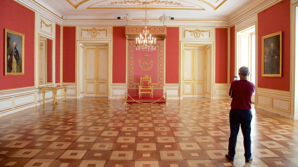 Château Royal mettant en vedette vues intérieures, patrimoine historique et patrimoine architectural