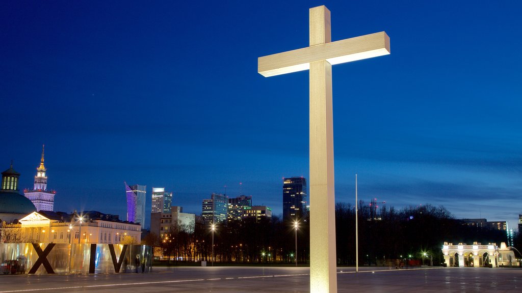 Plaza Pilsudski ofreciendo una plaza y aspectos religiosos