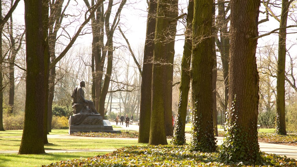 Parque de Łazienki mostrando un jardín