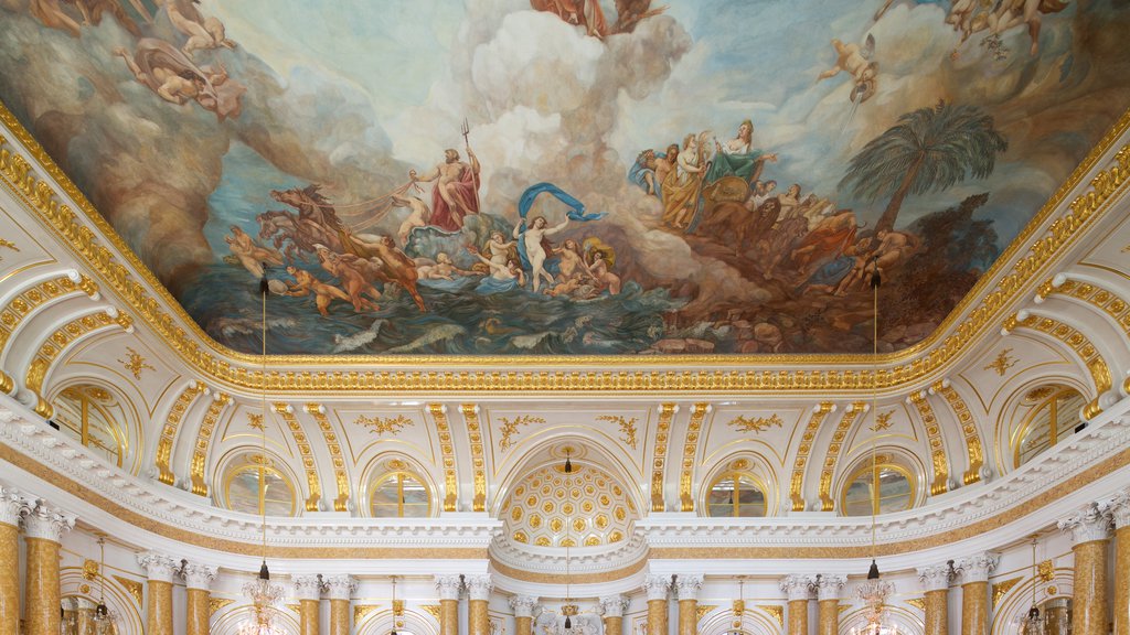 Château Royal mettant en vedette patrimoine historique, vues intérieures et art