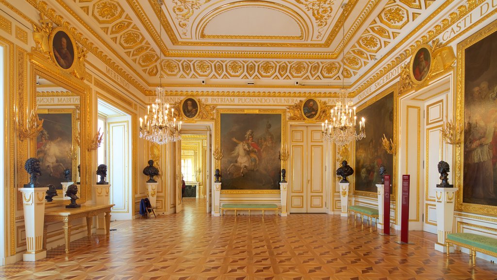 Castillo Real que incluye vistas interiores, arte y patrimonio de arquitectura