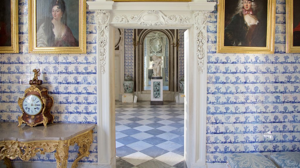 Palacio de Łazienki mostrando castillo o palacio, arte y vista interna