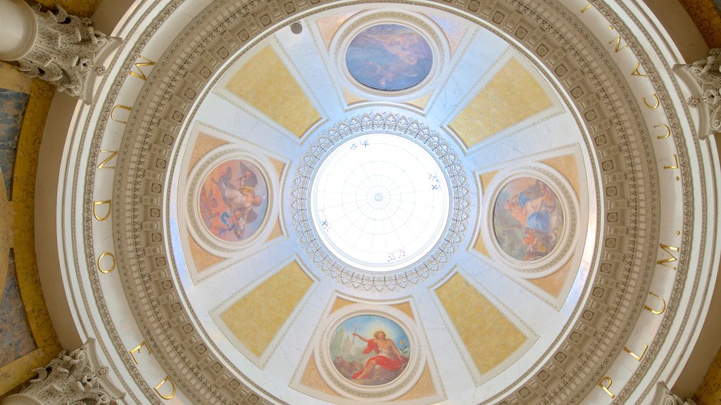 Palacio de Łazienki que incluye vistas interiores y un castillo