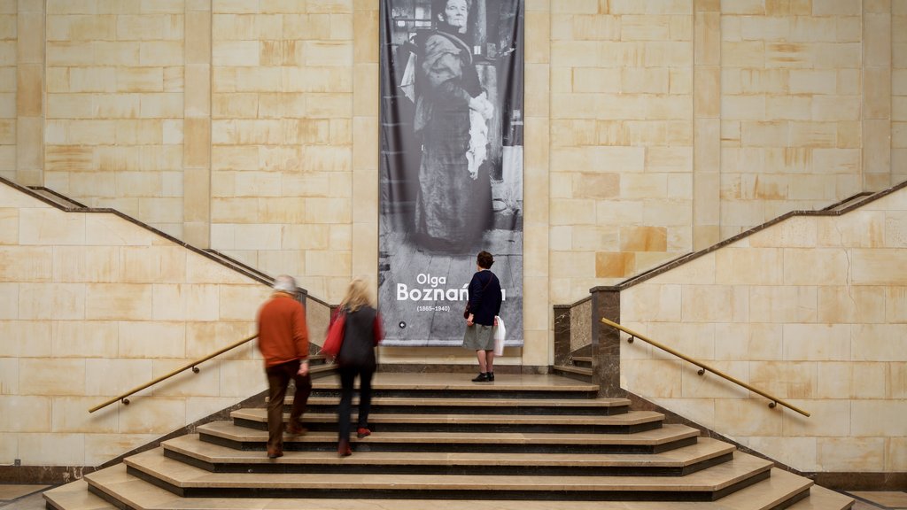 Musée national aussi bien que un petit groupe de personnes