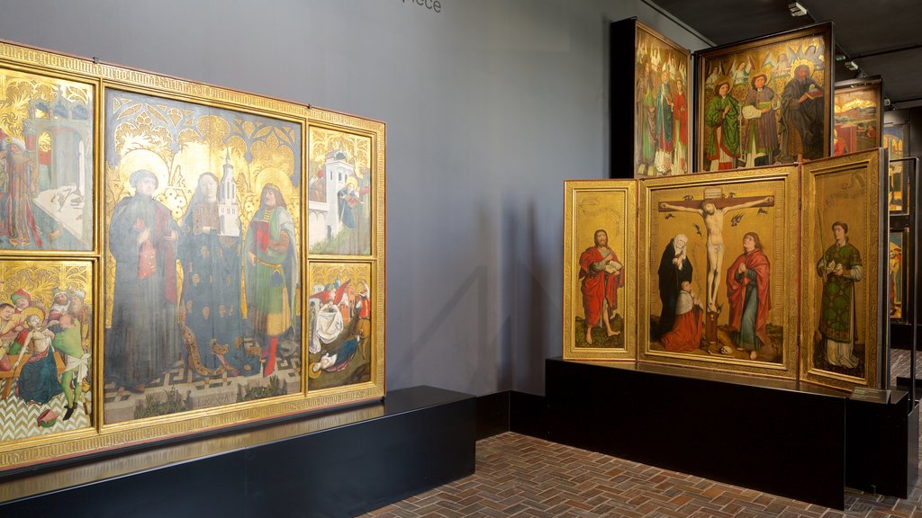 Museo Nacional que incluye aspectos religiosos y arte