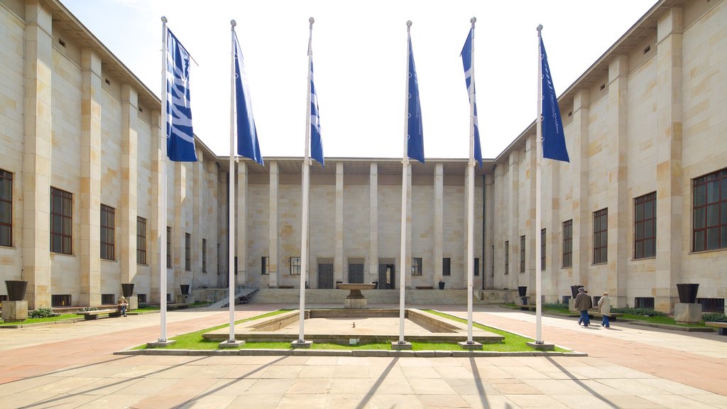 Museu Nacional caracterizando uma praça ou plaza