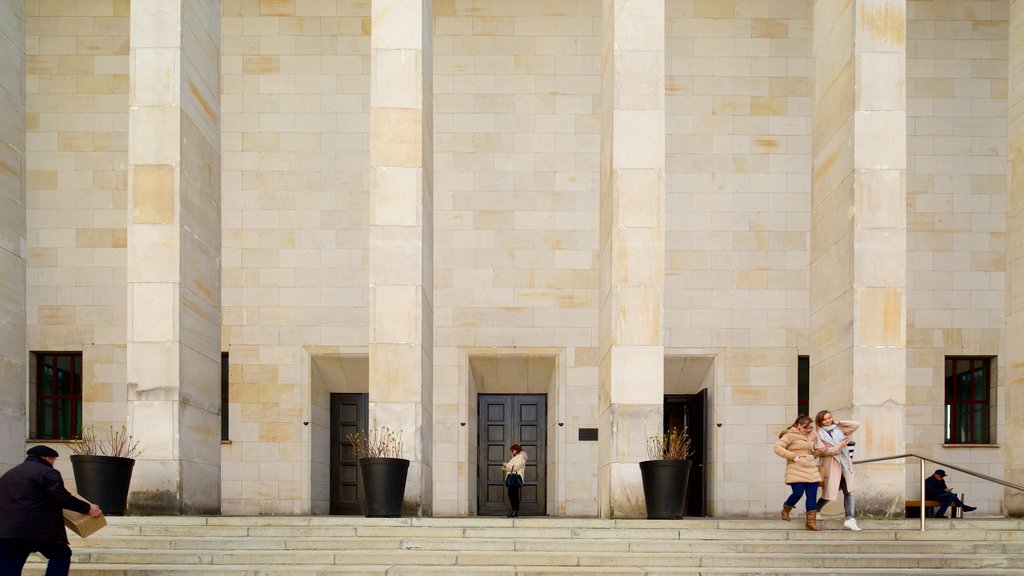 Museu Nacional assim como um pequeno grupo de pessoas