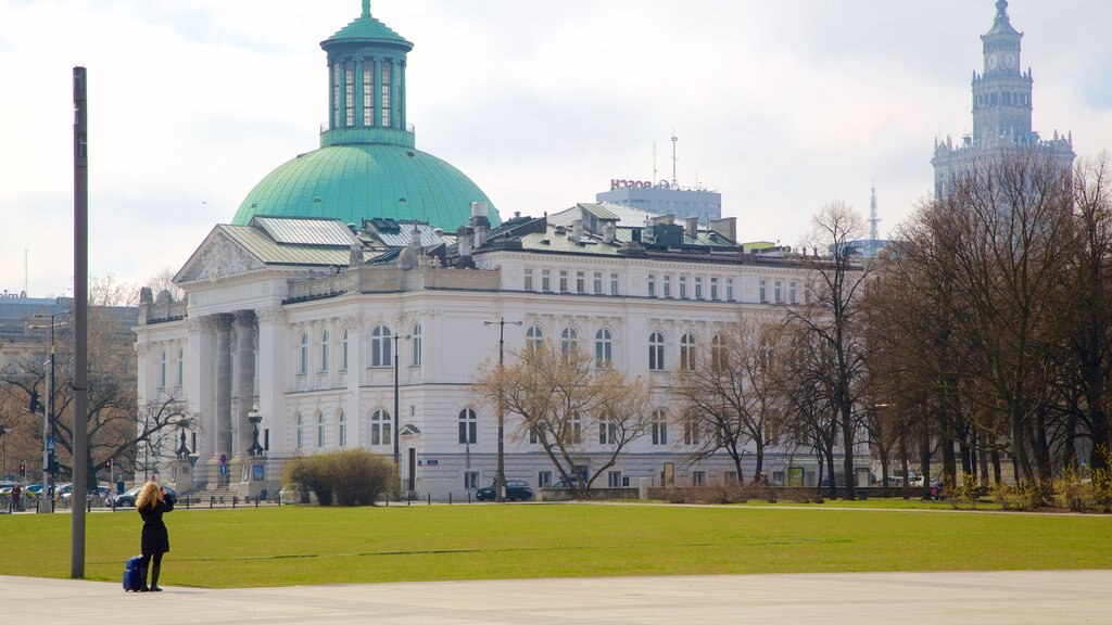 Pilsudski Square showing heritage architecture